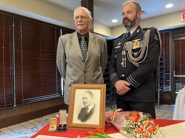 Kelowna man accepts award for father, fallen member of WWII Dutch resistance
