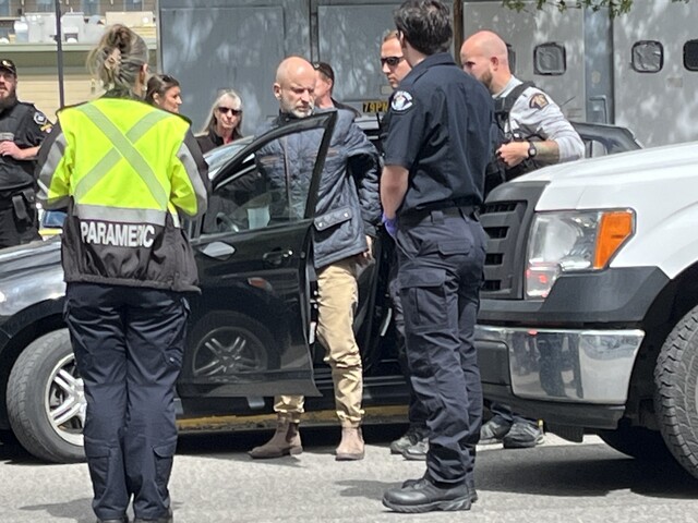 Kelowna bystanders prevent suspected impaired driver from leaving scene