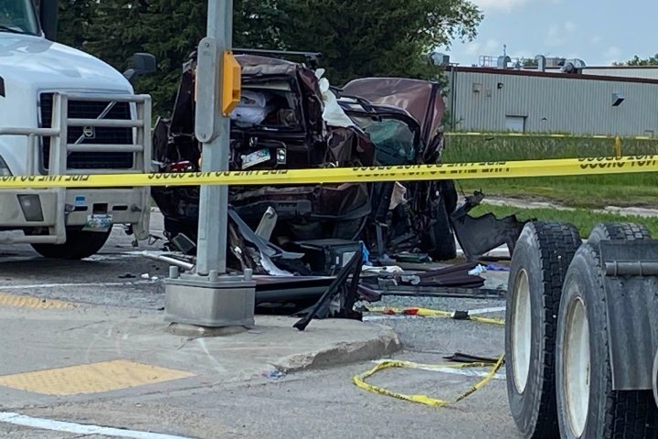 Serious Lagimodiere Boulevard crash leaves 1 in critical condition