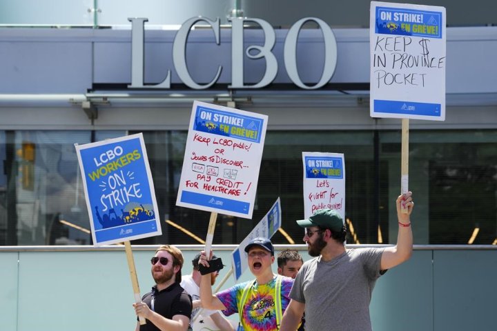 LCBO strike: Union ramps up pressure with no talks planned to get deal