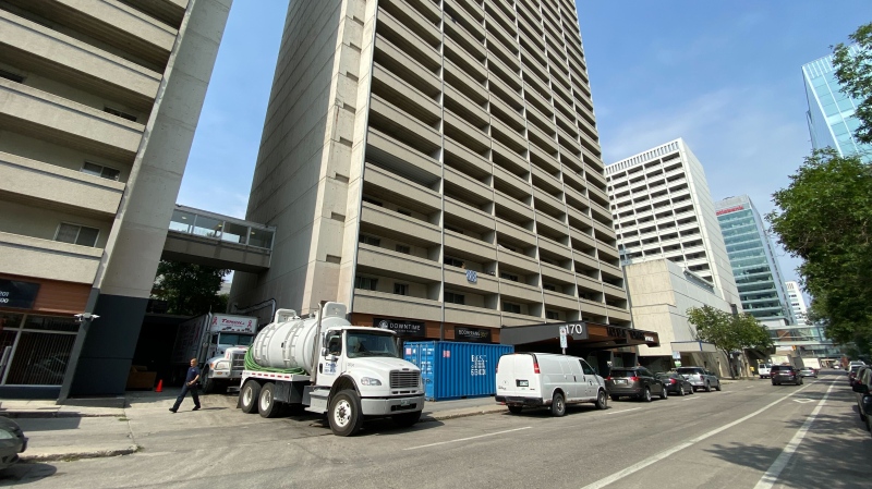 Downtown Winnipeg apartment building evacuated due to flooding