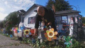 B.C. man gives back by transforming 'eyesore' house into 'spectacular' display