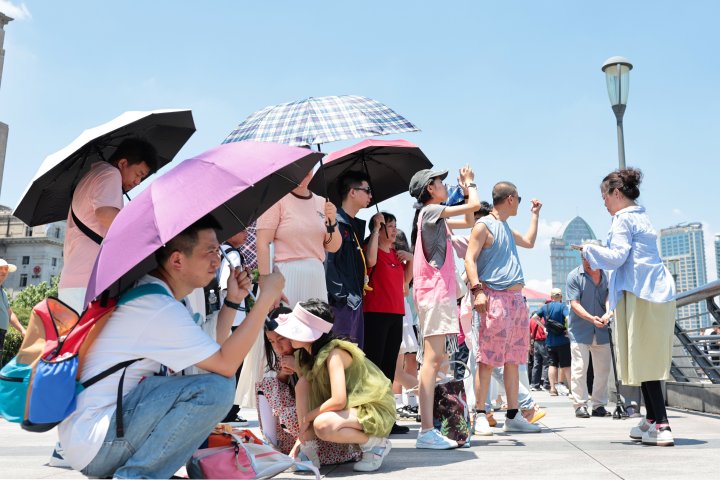 China sees record temperatures as students shelter from heatwave