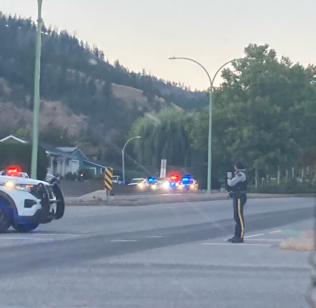 Heavy Police presence closes Glenmore Road