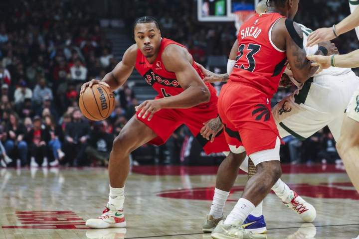 Antetokounmpo scores 31 as Bucks tip Raptors