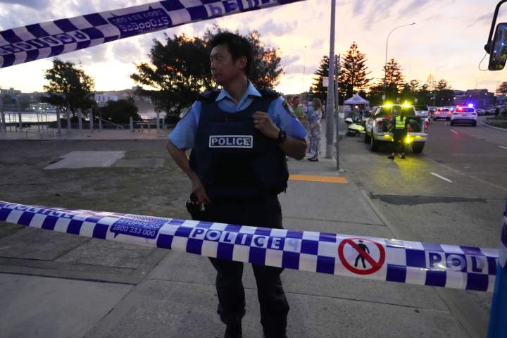 ‘We do not give in to terror’: Canadians voice support for Sydney Hanukkah shooting victims
