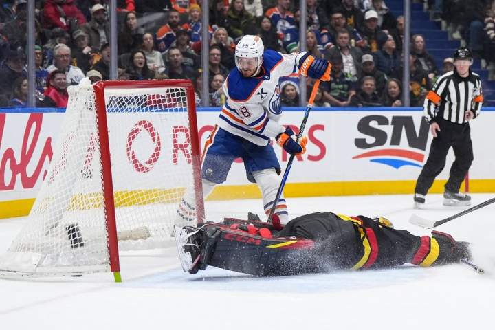 Jarry shines, Oilers thump struggling Canucks 6-0