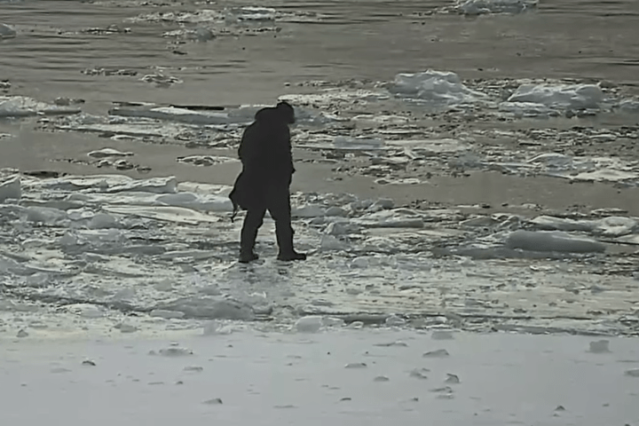 Police renew warning to avoid Lake Ontario after man falls in icy waters