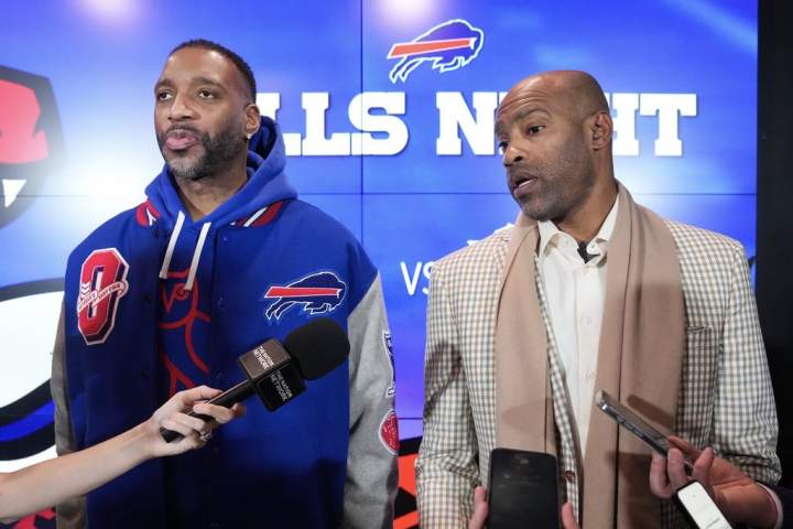 Carter, McGrady bring Bills, Raptors fans together