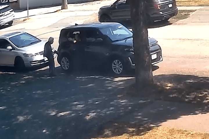 Video captures distraction theft from an 88-year-old woman in East Vancouver